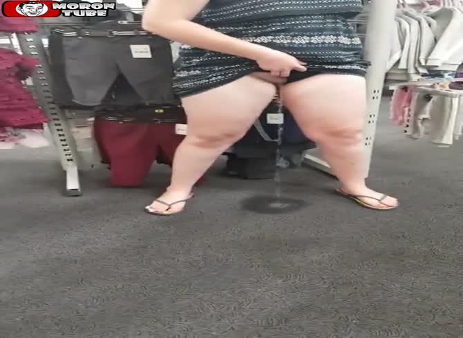 Video :In a shop, this woman shits on the carpet!